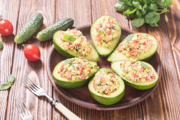 Aguacate Relleno De Pepino Tomate Huevos Y Albahaca Comida Saludable