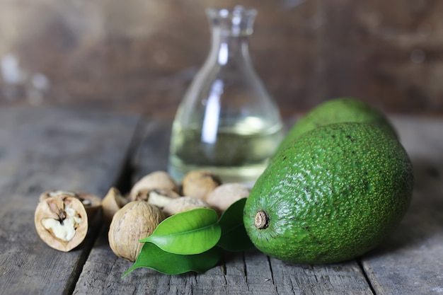 Aguacate sobre fondo de madera