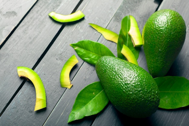 Aguacate sobre un fondo de madera