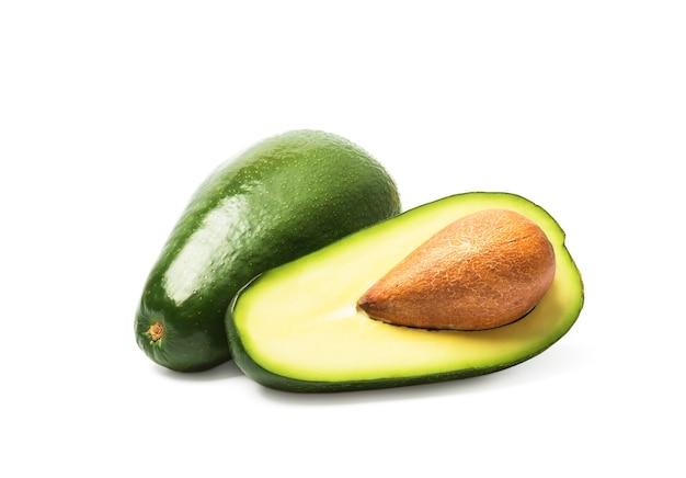 Aguacate verde fresco maduro aislado en blanco