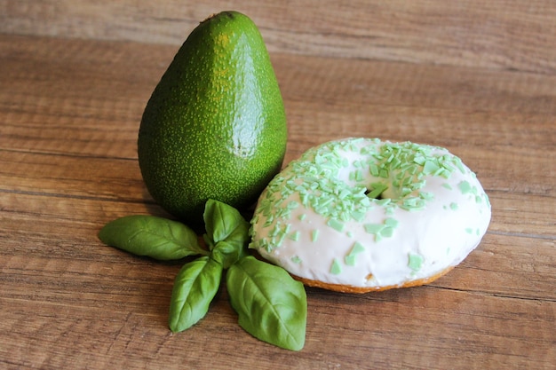 Aguacate verde maduro y rosquilla con glaseado blanco