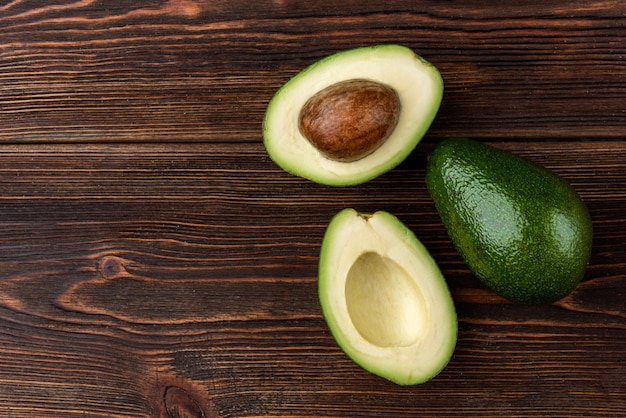 Foto aguacates frescos en una mesa de madera