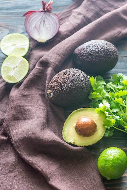 Aguacates Hass con ingredientes para guacamole