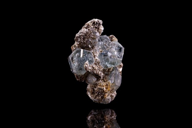 Aguamarina mineral de piedra macro sobre un fondo negro