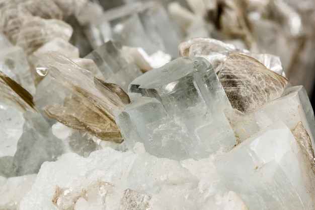 Aguamarina de piedra mineral macro en roca sobre un fondo negro