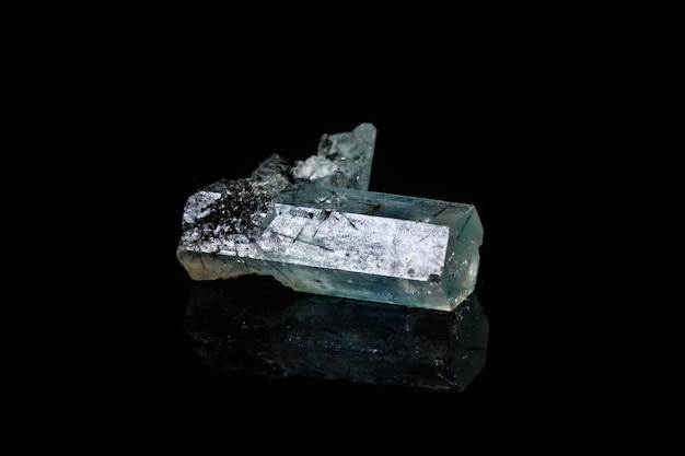 Aguamarina de piedra mineral macro sobre un fondo negro