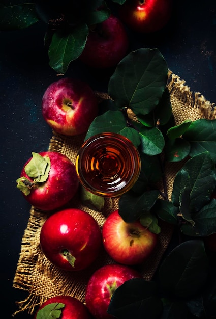 Aguardiente de manzana francés o calvados bebida oscura fondo de otoño vista superior