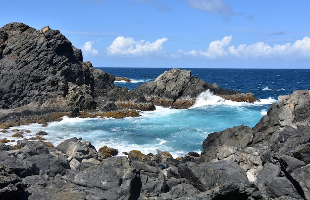 Aguas acuáticas en una cala a lo largo de la costa de Aruba en un hermoso día