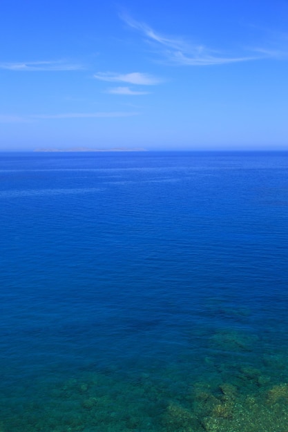 Las aguas azules del paisaje marino y el cielo se encuentran en el horizonte