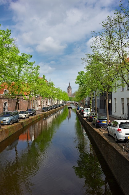 Foto aguas del canal y la torre de la iglesia vieja de delft, holanda