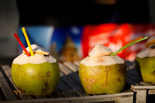 Aguas de coco con pajitas en la mesa