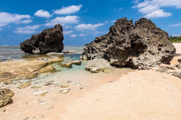 Aguas cristalinas del mar con rocas en el fondo del mar Exposición prolongada durante el día