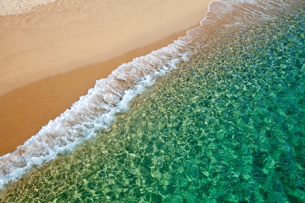 Las aguas cristalinas y turquesas que desembocan en la playa de arena de Cerdeña