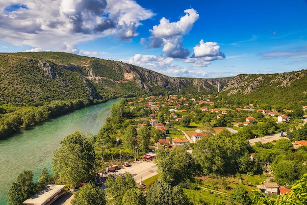 Aguas esmeralda del río Neretva, vista desde el castillo de Pocitelj, Bosnia y Herzegovina