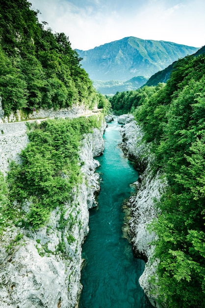 Aguas esmeraldas y azules del río Soca Eslovenia