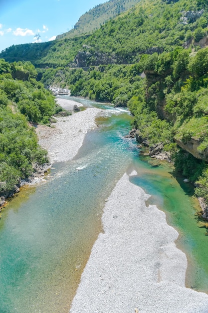 Las aguas más puras del color turquesa del río Moraca fluyendo entre los cañones Montenegro