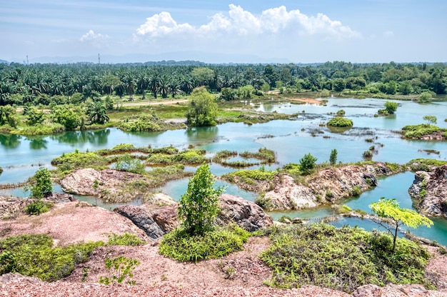 águas pluviais inundadas na área da pedreira