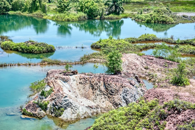 águas pluviais inundadas na área da pedreira