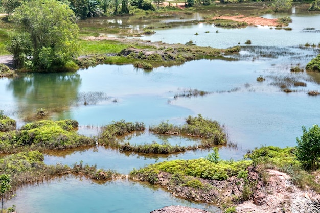 águas pluviais inundadas na área da pedreira