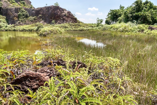 águas pluviais inundadas na área da pedreira