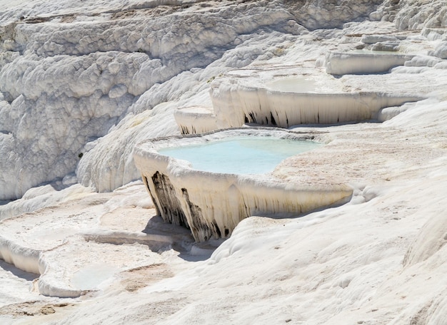 Aguas termales y cascadas en Pamukkale en Turquía