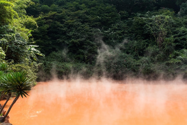 Foto aguas termales de estanque de sangre en beppu de japón