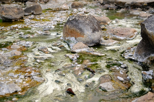 Aguas termales geotérmicas de agua mineral.