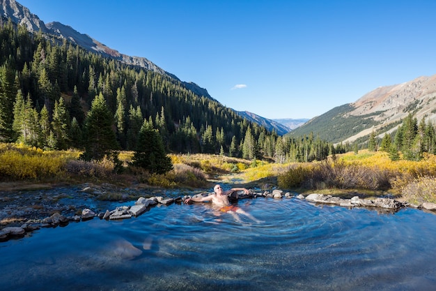 Aguas termales naturales en las montañas de Colorado, temporada de verano