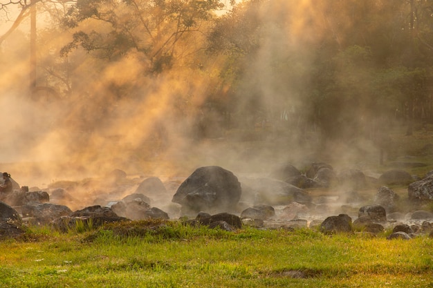 Aguas termales en el parque de la nación de Chae Son, Lampang Tailandia