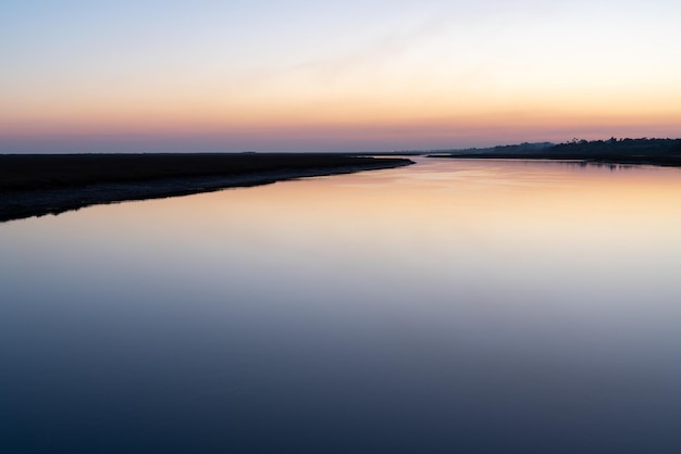 Aguas tranquilas de Ria Formosa al atardecer en Algarve PortugalxDxA