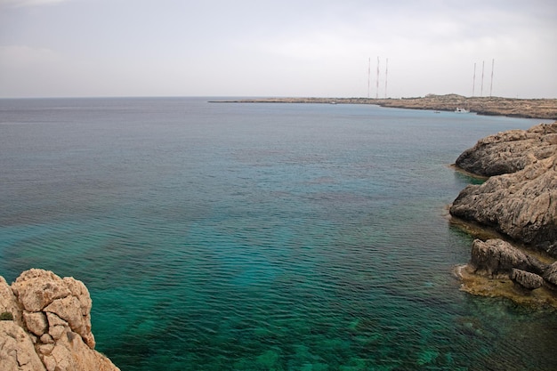 Aguas transparentes a lo largo de la costa azul del mar Mediterráneo