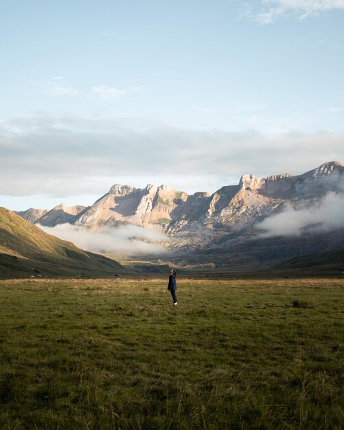 Foto aguas tuertas huesca valle de hecho e frança com caminhante