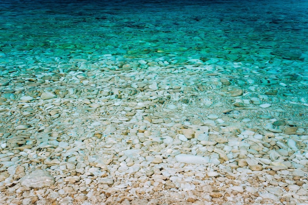 Aguas turquesas cristalinas bahía tranquila con superficie de agua transparente y tranquila Idílico concepto de vacaciones de verano Grecia