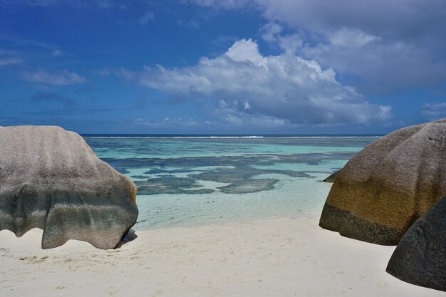 Aguas turquesas de la playa de Anse Source d'Argent en la isla de La Digue, Seychelles