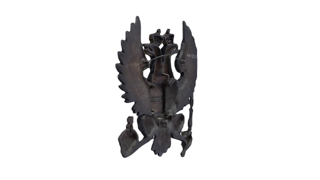 Un águila de bronce con un escudo y una espada.