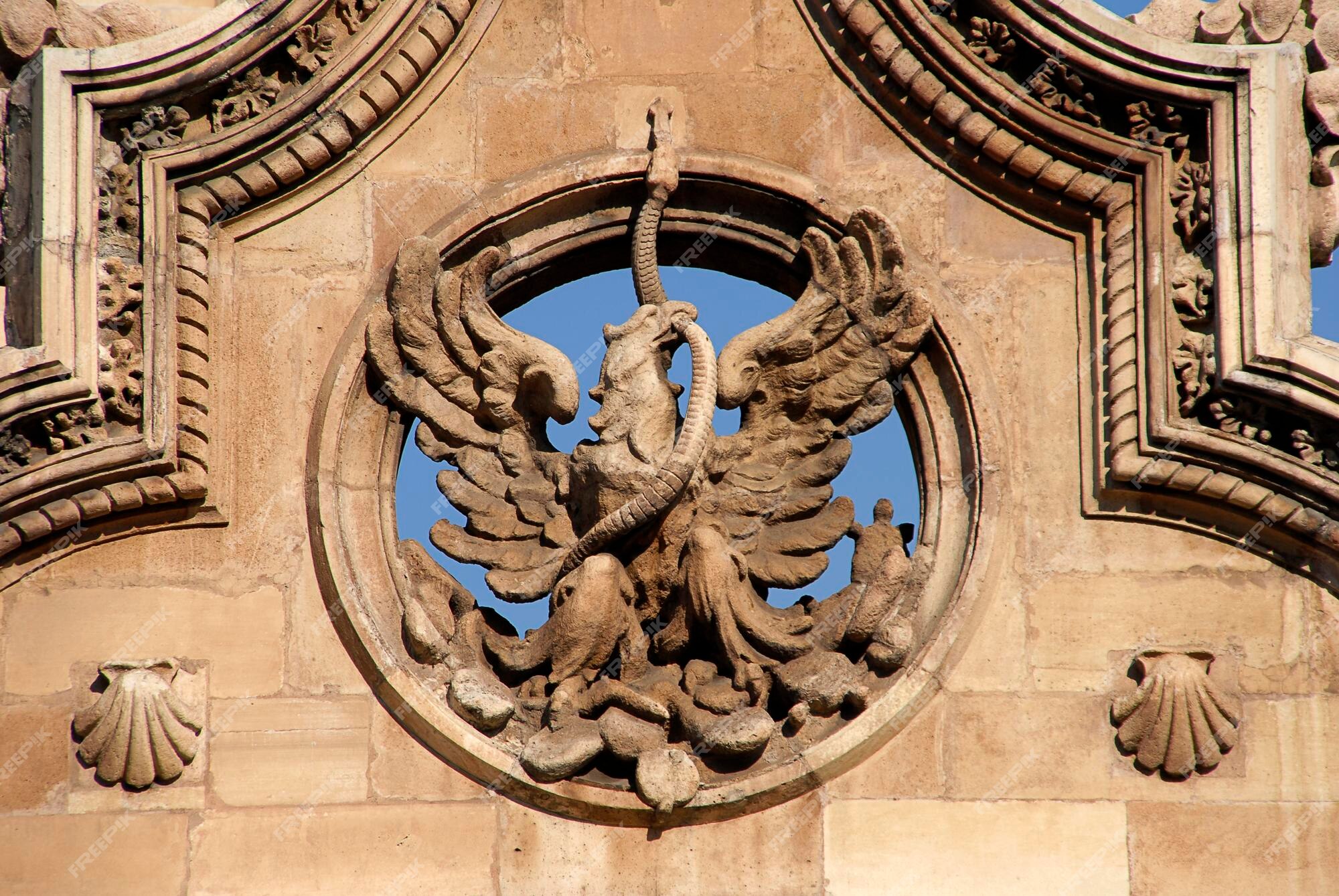 Águila devorando una serpiente palacio postal ciudad de méxico escudo de  armas mexicano en arquitectura de piedra | Foto Premium