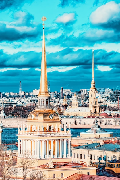 Aguja del Almirantazgo. Vista panorámica desde el techo de la Catedral de San Isaac. San Petersburgo. Rusia.