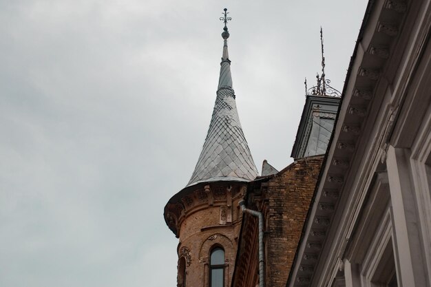 Una aguja gris en la parte superior de un edificio histórico en la ciudad Provincia Pueblo Urbano Estado Pico Pináculo Campanario Viaje Espectacular Pasión Crepúsculo Vitalidad Historia Exótico