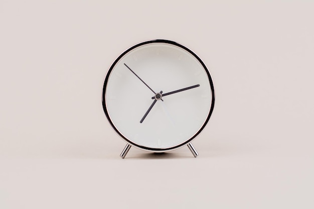 Foto la aguja del tiempo muestra el tiempo de pie foto de estudio de alta calidad de un reloj el concepto de tiempo