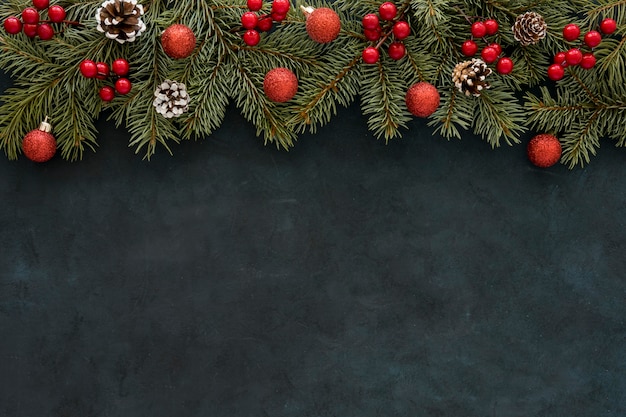 Foto agujas de pino natural y bolas navideñas con flores