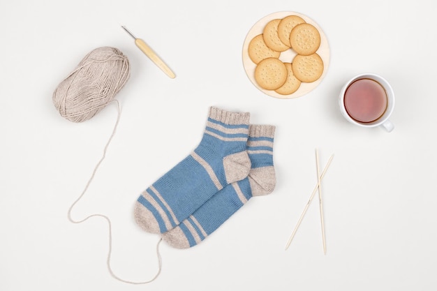 Agujas de tejer de madera gancho de bambú bola de hilo gris calcetines de lana taza de té y galletas