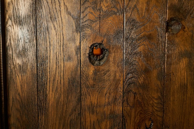 agujero de bala en una puerta de madera agujero de bala en un fondo de madera