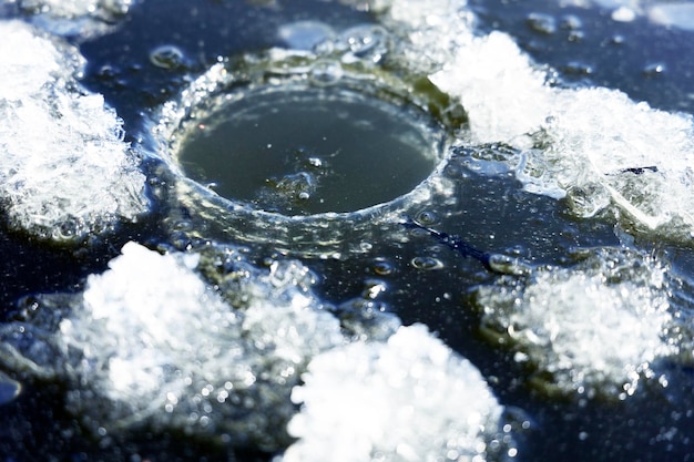 Un agujero en un estanque congelado para pescar Pesca de invierno