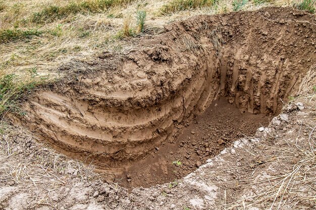 Foto un agujero profundo en el suelo excavado por una excavadora