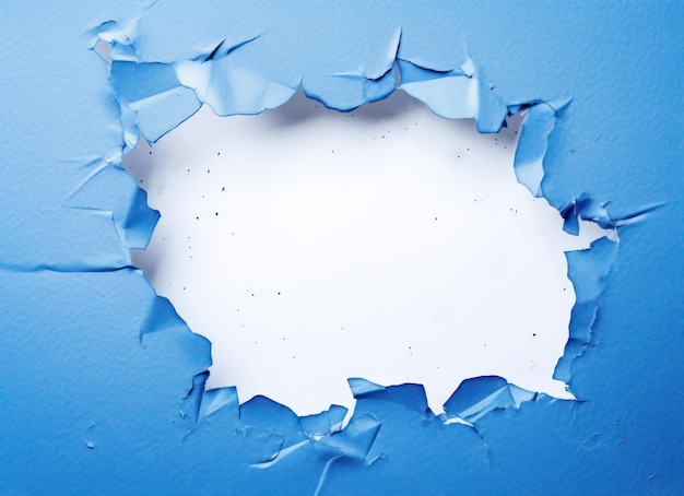Foto un agujero rasgado en un papel azul revela un espacio en blanco