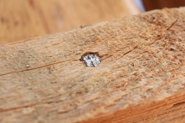 Foto un agujero en una viga de madera con la palabra madera.