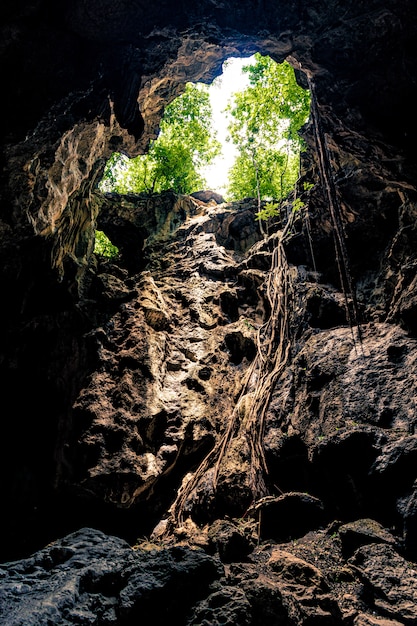 Uno de los agujeros de apertura en la parte superior de la cueva Phraya Nakorn en Hua Hin, Tailandia