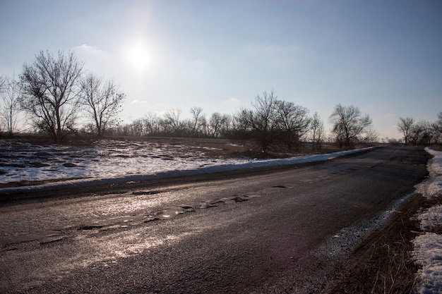 Foto agujeros y baches en un camino rural después de la lluvia en primavera