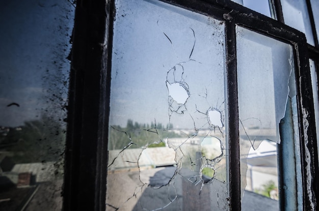 Agujeros de bala en una ventana