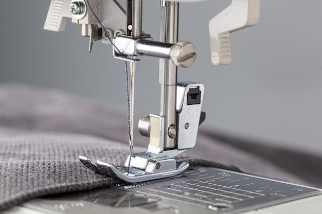 Agulha de costura de tecidos de máquina de costura em um plano redondo fechado
